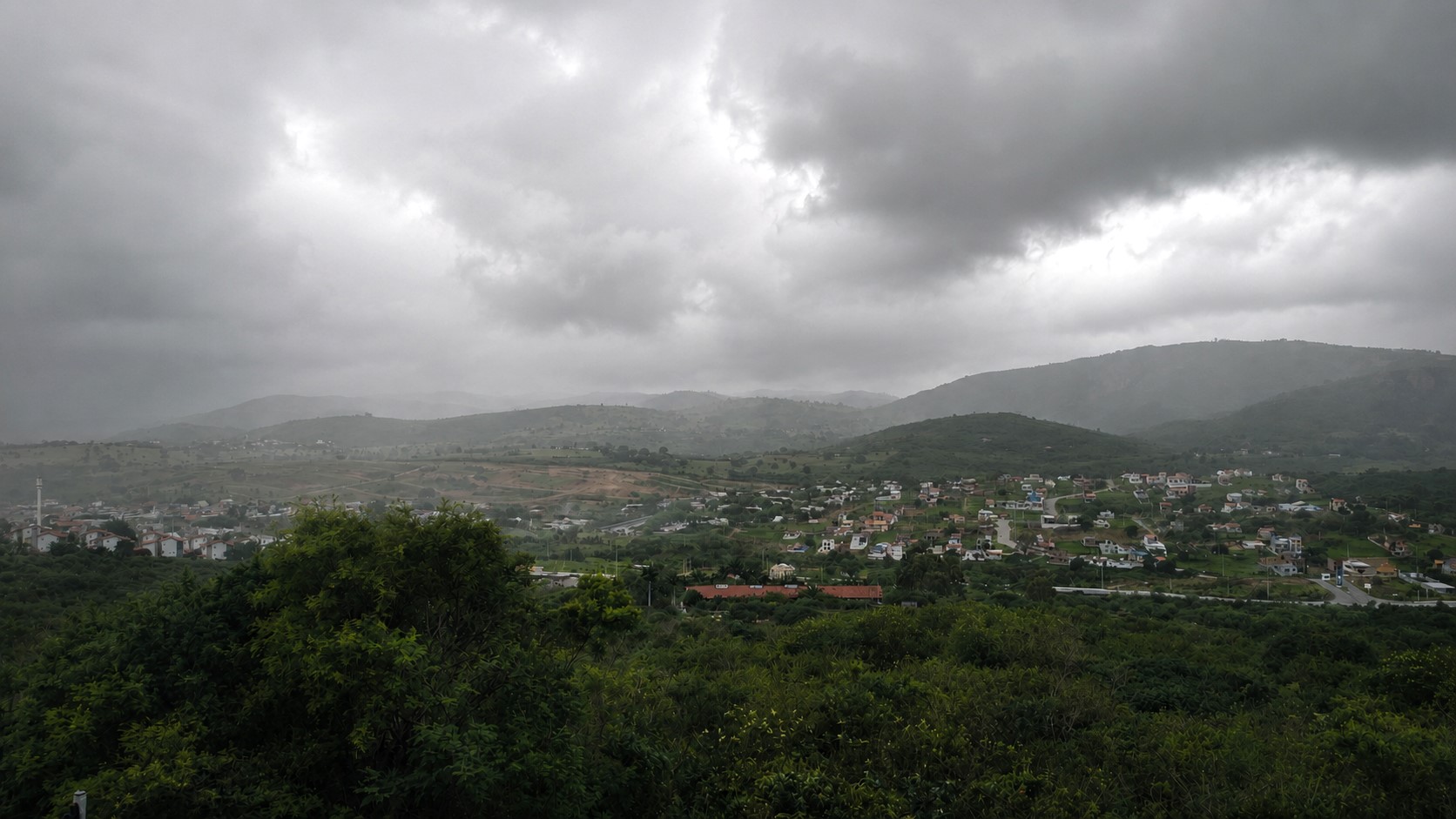Serra das Russas ao amanhecer com neblina e clima de refúgio em Gravatá
